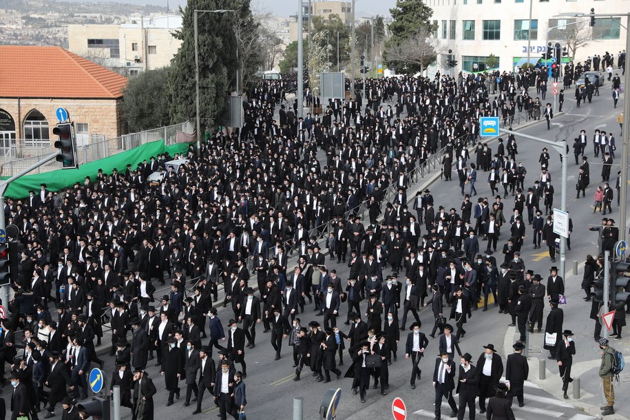 Według policji w przypadku interwencji mogłoby dojść do rozlewu krwi /ABIR SULTAN /PAP/EPA