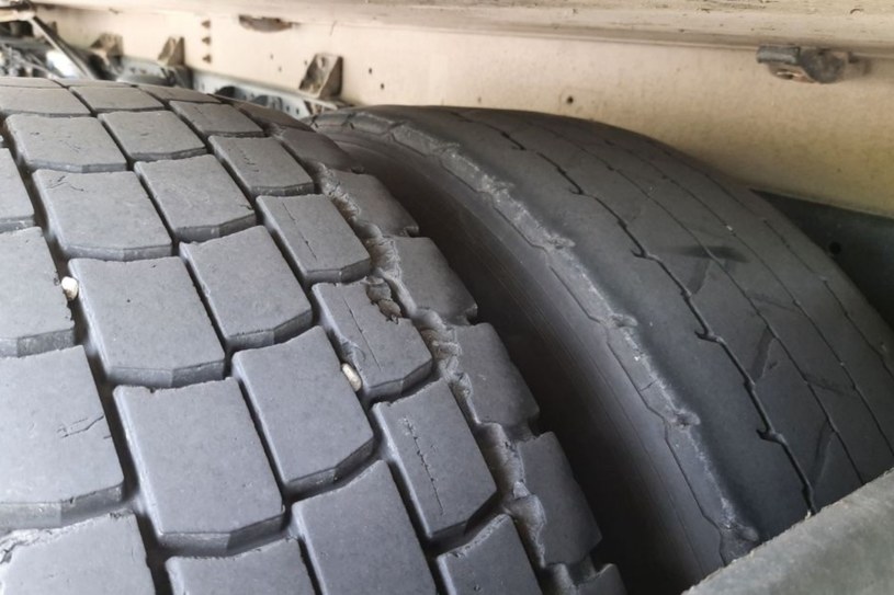 According to Polish law, new tires with a uniform tread were made available on one axle, but as you can see in the photo, in this case, the twin wheels had different tire models / ITD /