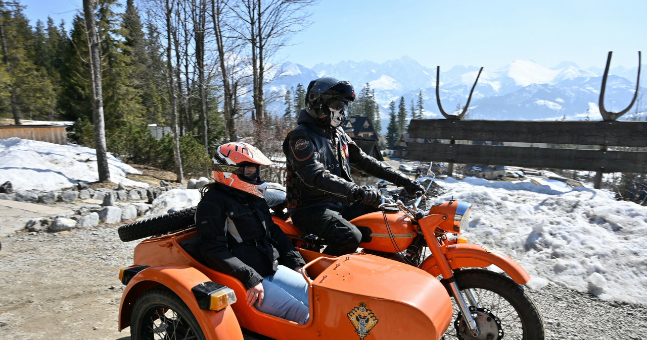 Według polskiego prawa osoba przewożona w wózku bocznym może być "po piwku". W innym wypadku kierowcy motocykla grozi 500-złotowy mandat /Pawel Murzyn/East News /East News