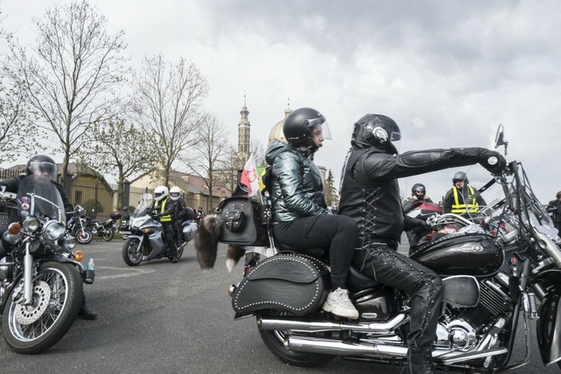 Według prawa kask motocyklowy to obowiązkowy element ubioru nie tylko motocyklisty, ale i pasażera. Przy dłuższej trasie warto jednak zadbać o bardziej profesjonalne elementy ochronne dla "plecaczka" /MAREK BEREZOWSKI/REPORTER /East News