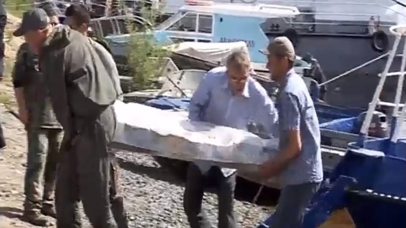 Według rosyjskich dziennikarzy, którzy przedstawili w telewizji rezultaty swojego śledztwa, niedaleko Kemerowa znaleziono jeszcze dwie trumny, podobne do tej z Tisulu. Co zawierały – nie wiadomo.. /YouTube