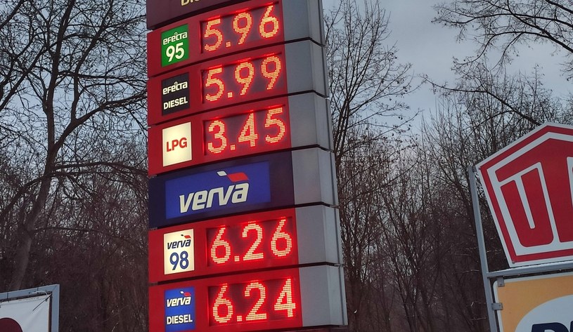 Według rządzących już w poniedziałek ceny na stacjach paliw wyraźnie się zmniejszyły. Tymczasem tego samego dnia na jednym z krakowskich Orlenów... /INTERIA.PL