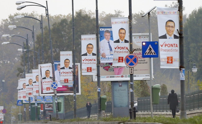 Według sondaży faworytem jest  obecny lewicowy premier Victor Ponta /ROBERT GHEMENT /PAP/EPA