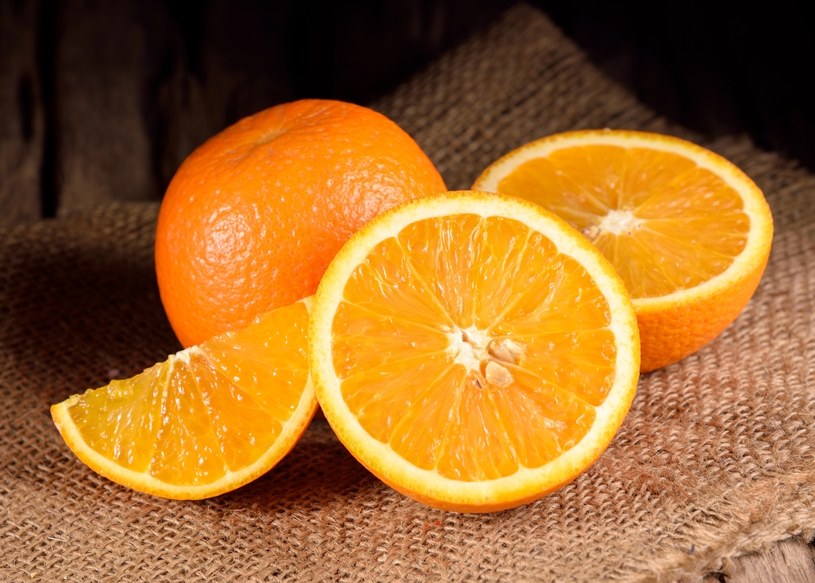 Według specjalistów od aromaterapii, zapach pomarańczy działa leczniczo na zawroty głowy i omlednia /123RF/PICSEL