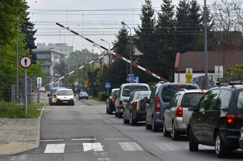 Według statystyk niemal wszystkie niebezpieczne sytuacje na przejazdach kolejowych to wina kierowców /Włodzimierz Wasyluk /East News