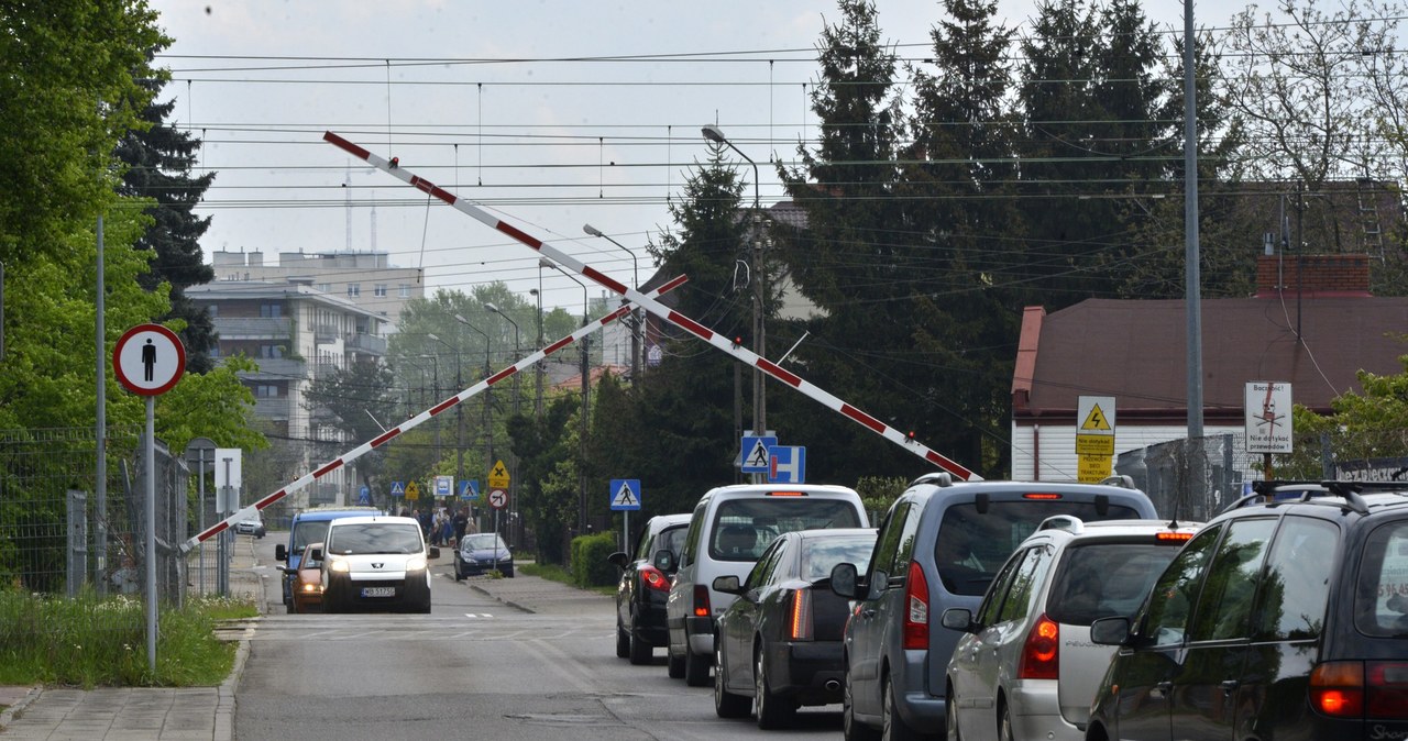 Według statystyk niemal wszystkie niebezpieczne sytuacje na przejazdach kolejowych to wina kierowców /Włodzimierz Wasyluk /East News