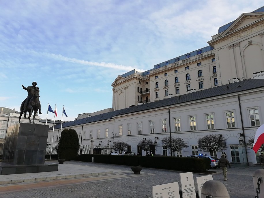 Według świadków auto próbowała sforsować bramę  Pałacu /RMF24