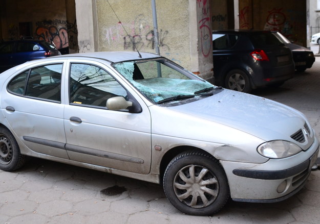Według świadków kobieta wypadła z okna wprost na auto /Paweł Balinowski /RMF FM