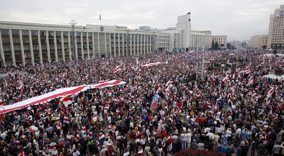 Według szacunków mediów niezależnych liczba uczestników protestów mogła przekroczyć 100 tys. Najbardziej śmiałe szacunki mówią nawet o 200 tys. ludzi /TATYANA ZENKOVICH  /PAP/EPA