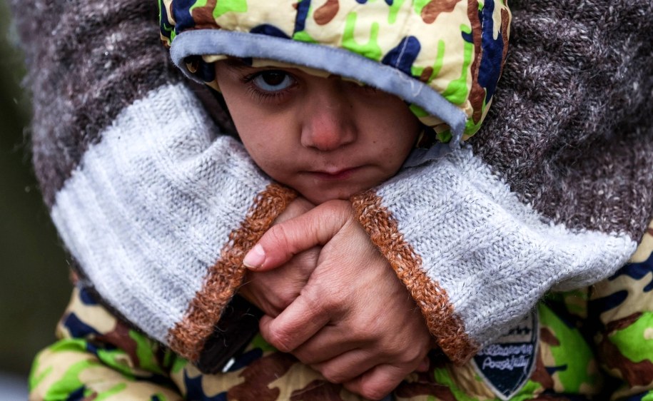 Według szacunków straży granicznej obecnie po białoruskiej stronie granicy z Polską przebywa około 3 tys. migrantów. Wśród nich są dorośli, ale i dzieci. Na zdjęciu imigrant w pobliżu centrum transportowo-logistycznego Bruzgi na granicy polsko-białoruskiej. /Sergei Bobylev /PAP/EPA