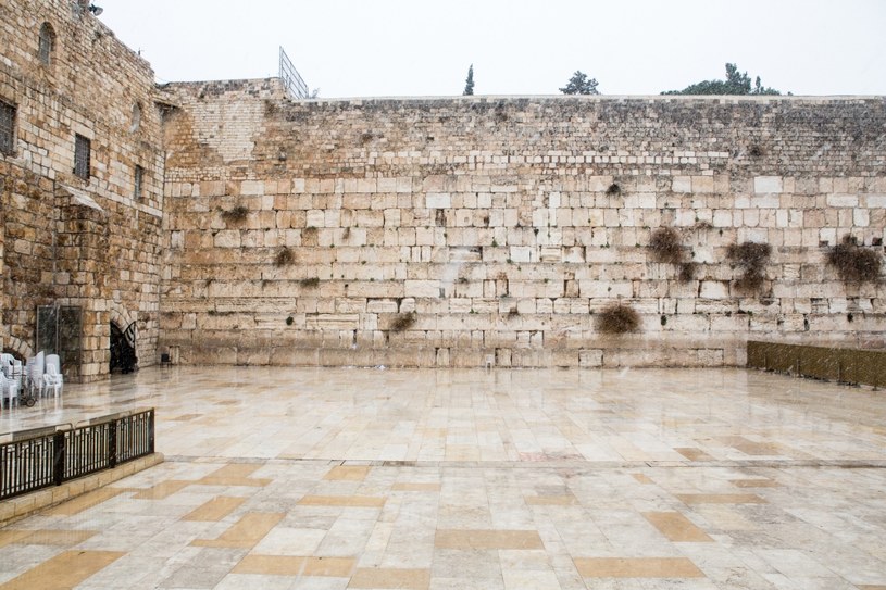 Według tradycji Ściana Płaczu, to jedyne co pozostało po Świątyni Jerozolimskiej /123RF/PICSEL