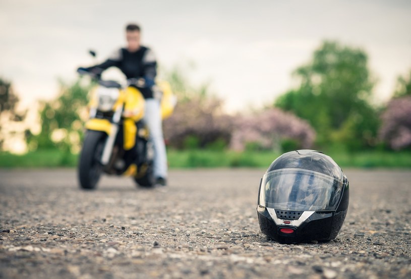 Według wielu źródeł kask na asfalcie oznacza motocyklistę w potrzebie. To jednak nieprawda /123RF/PICSEL
