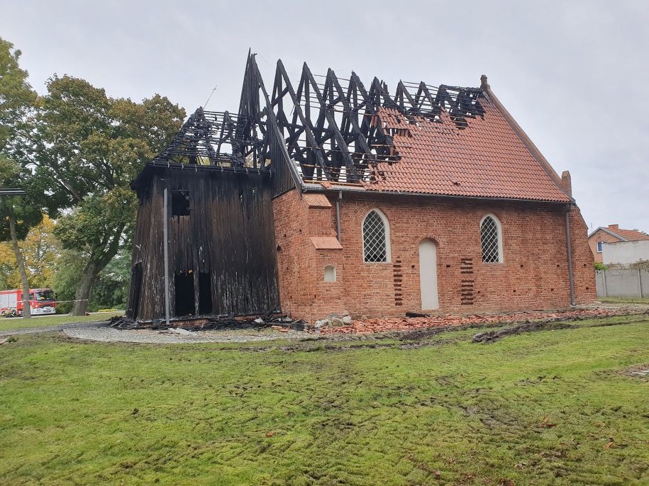 Według wstępnych szacunków, przekazanych strażakom przez miejscowego proboszcza straty po pożarze sięgać mogą nawet około miliona złotych /KP PSP w Nowym Dworze Gdańskim /