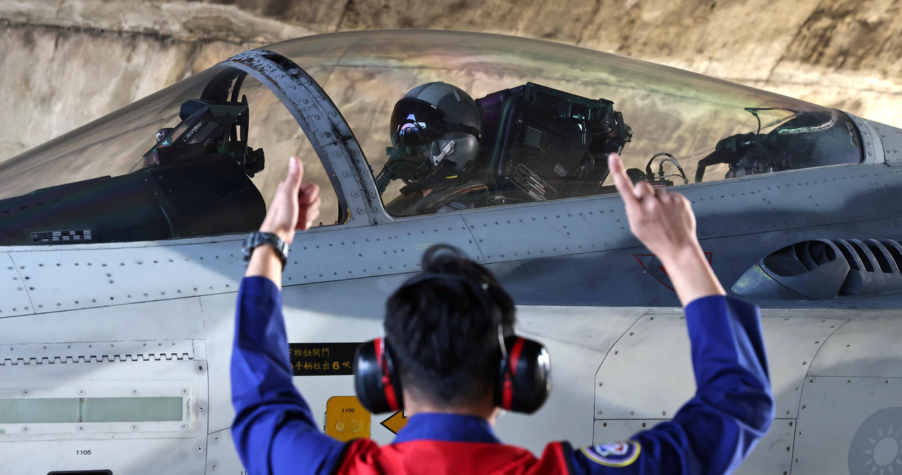 Według wycieku danych Pentagonu tajwańscy wojskowi mają szczególnie bać się strat samolotów w pierwszej fazie ataków /ANN WANG / Reuters /© 2023 Reuters
