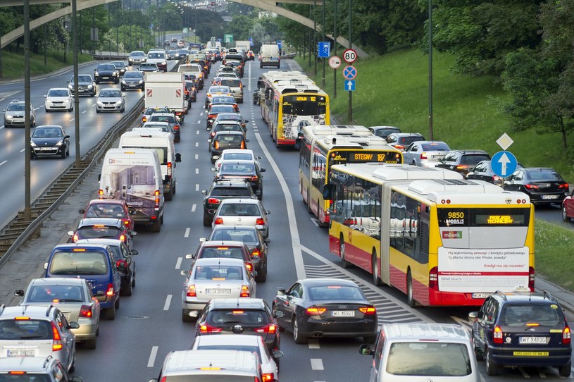 Według wyników najnowszych badań nawet zwolennicy ekologii wolą jeździć w Warszawie swoimi samochodami /Wojciech Strozyk/ /Reporter