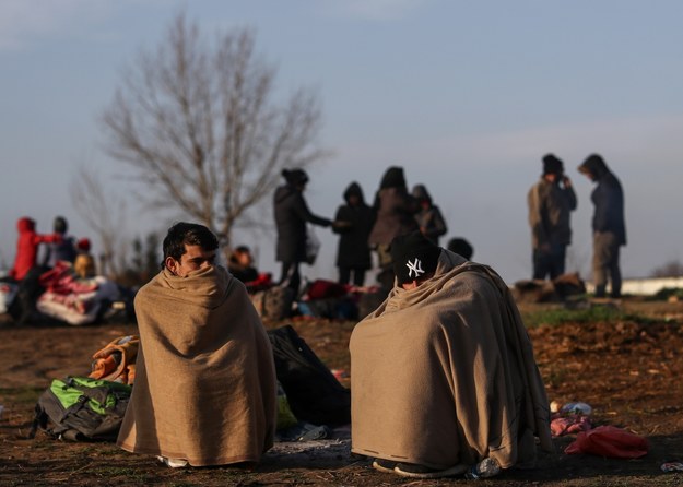 Według źródeł rządowych w Atenach w ciągu ostatniej doby greckie służby zablokowały na granicy z Turcją ok. 10 tysięcy nielegalnych migrantów /SEDAT SUNA /PAP/EPA