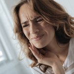 ból zębów Wędrujący lub jednostronny ból w szczęce to objaw. Ból zębów to nie zawsze próchnica