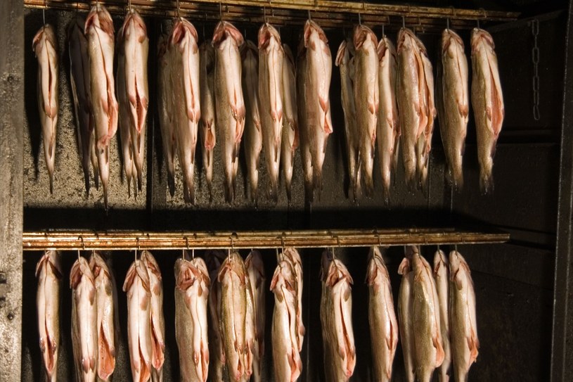 Wędzone ryby czy inne mięsa nadają daniom niezwykłego aromatu /123RF/PICSEL