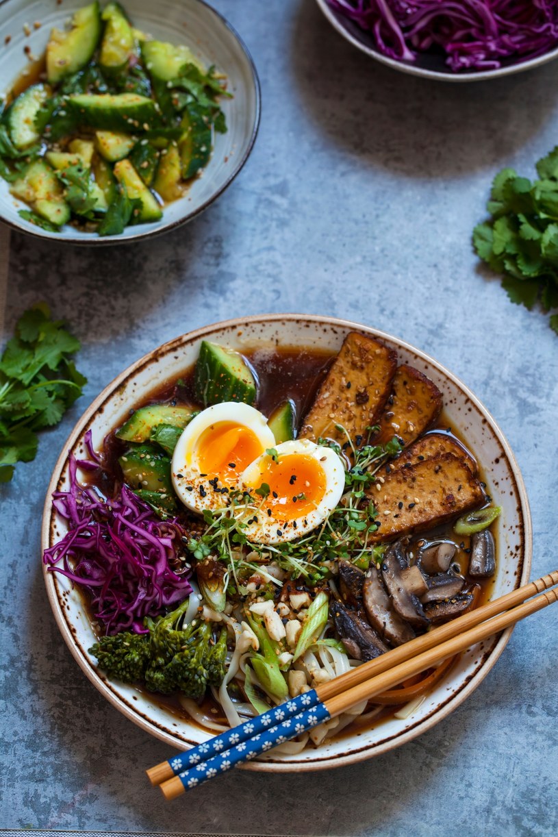 Wegetariański ramen z migdałami Kobieta w INTERIA.PL