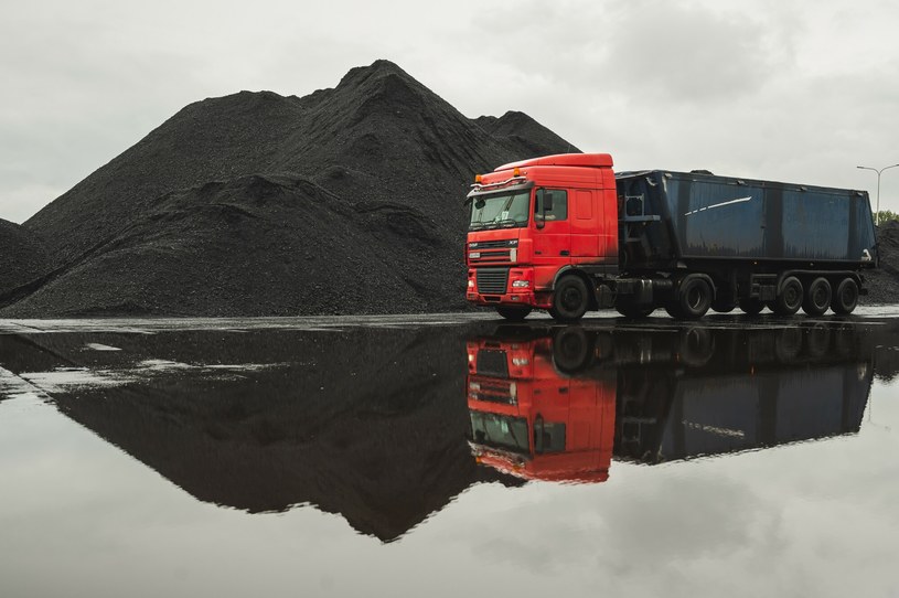 Węgiel importowany jest obecnie dużo tańszy od krajowego. Na zdjęciu przeładunek węgla z Kolumbii w Gdańsku /Karol Makurat/REPORTER /Reporter