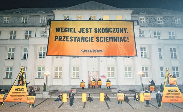 "Węgiel jest skończony". Akcja Greenpeace Polska przy siedzibie resortu