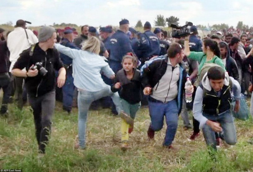 Węgierska kamerzystka kopała uciekających imigrantów. Została zwolniona. /AFP /East News