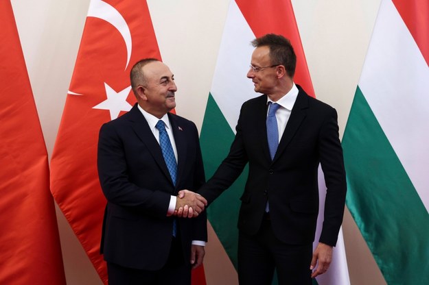 Węgierski minister spraw zagranicznych i handlu Peter Szijjarto (R) i szef tureckiego MSZ Mevlut Cavusoglu /	Robert Hegedus /PAP