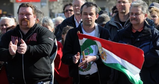 Węgierski rząd był zmuszony wprowadzić podatek kryzysowy z uwagi na dziurę w budżecie na 2010 rok /AFP