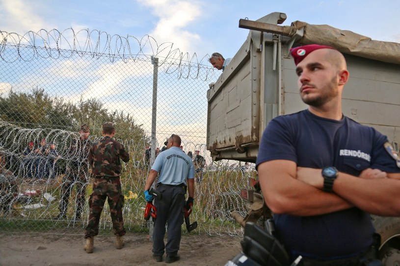Węgierskie wojsko musiało wspomóc siły policyjne na granicznych rzekach /Reporter
