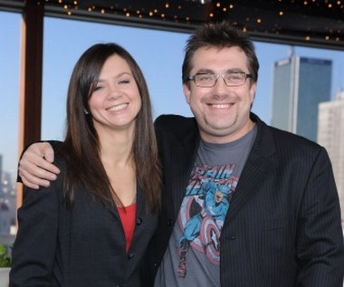 Węglarczyk zapowiadał przed dołączeniem do śniadaniówki TVN-u, że nie ma zamiaru wstydzić się za poziom dyskusji w "Dzień dobry TVN".

"Kiedy będzie rozmowa o tym, jak zachować opaleniznę to albo to wyśmieję, albo potraktuję jako dowcipną rozmowę, albo wymyślę jakiś inny sposób, żeby się nie wstydzić udziału w tej rozmowie" - zapewniał Węglarczyk.


 