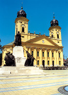 Węgry, Debreczyn, Wielki kościół i pomnik Kossutha /Encyklopedia Internautica