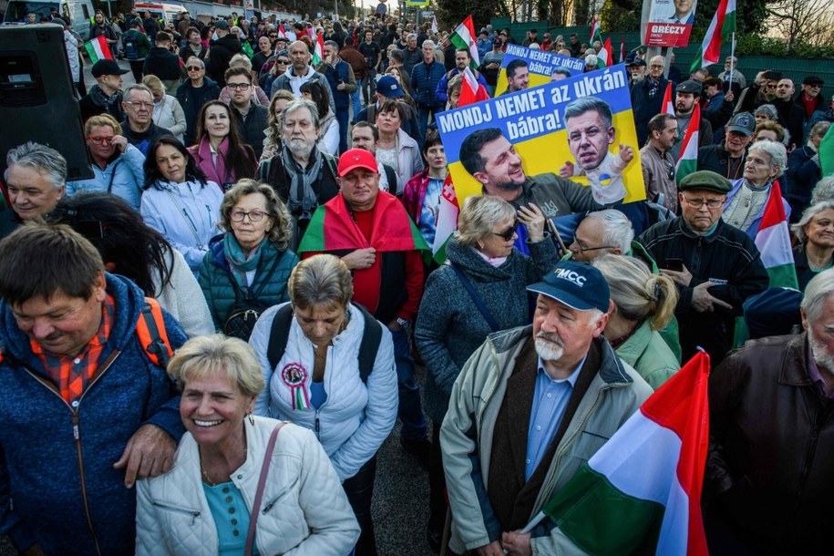 Węgry. Demonstracja przed ukraińską ambasadą w Budapeszcie /FERENC ISZA / AFP /East News