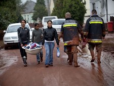 Węgry: Mieszkańcy Kolontar rozpoczęli wielkie sprzątanie 