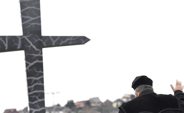 Węgry: Odsłonięcie pomnika "Memento-Smoleńsk". Kaczyński: To piękny gest