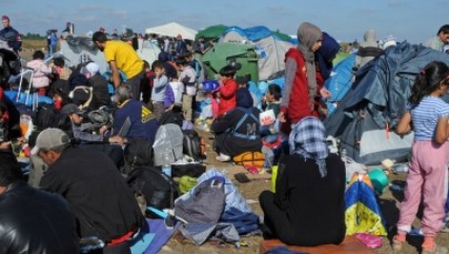 Węgry: Postawiono zarzuty reporterce, która kopała imigrantów