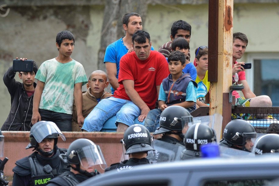 Węgry: Starcia w obozie dla imigrantów /ZSOLT CZEGLEDI /PAP/EPA