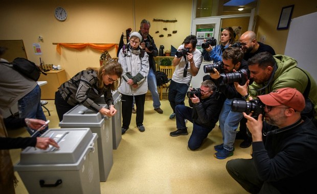 Węgry wybierają władze. Co z Orbanem? O której wstępne wyniki?
