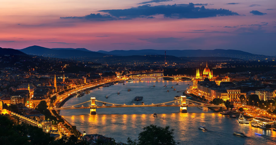 Węgrzy chcą w stolicy wybudować dzielnicę wieżowców. Na zdj. Budapeszt z wstęgą Dunaju /123RF/PICSEL