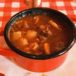 domowy gulasz Węgrzy nie używają mąki do zagęszczania gulaszu. Gęstość i smak daje specjalnie przygotowana cebula