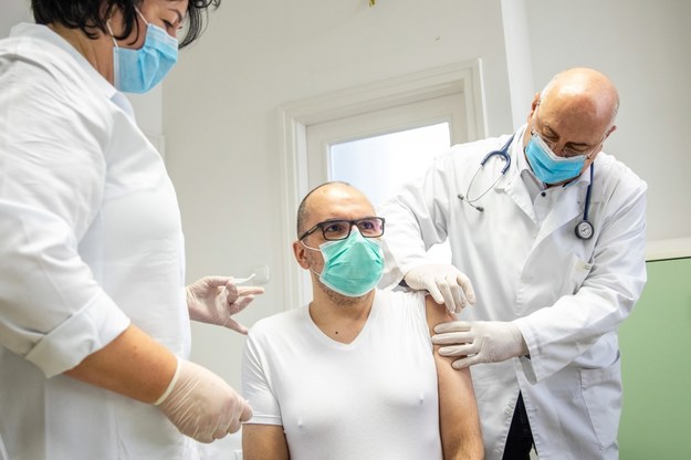 Węgrzy zaczynają szczepienia przeciw Covid-19 chińskim preparatem Sinopharmu /Tibor Rosta /PAP/EPA