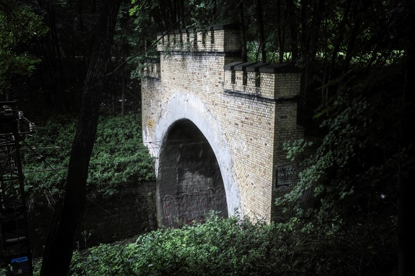 Wejścia do tunelu kolejowego w Rydułtowach są ozdobione wieżami. /Dominik Gajda