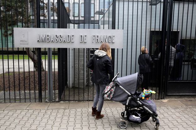 Wejście do ambasady Francji w Warszawie /PAP/Tomasz Gzell /PAP