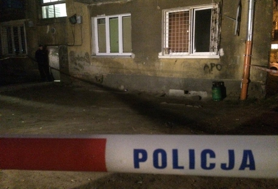 Wejście do budynku i część podwórka odgrodzone są policyjnymi taśmami /Krzysztof Zasada /RMF FM