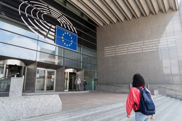 Wejście do budynku Parlamentu Europejskiego w Brukseli /Daniel Kalker /PAP/EPA