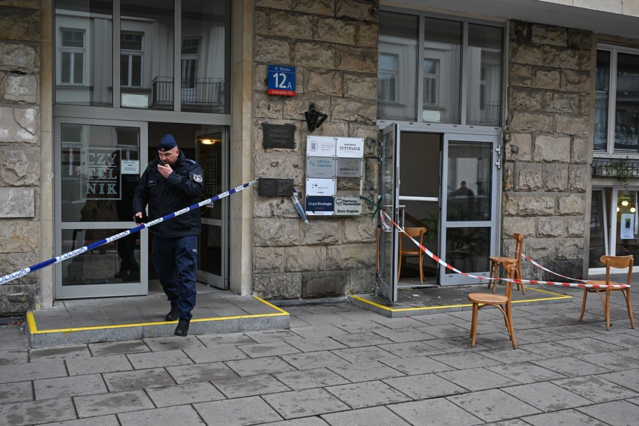 Wejście do budynku przy ulicy Wiejskiej w Warszawie, w którym znajdują się Biuro Krajowe oraz biura posłów Platformy Obywatelskiej. /Radek Pietruszka /PAP