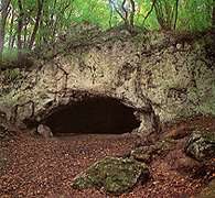 Wejście do Jaskini Maszyckiej w Maszycach, od 15 000 p.n.e. kolejno zasiedlanej przez różne grupy /Encyklopedia Internautica