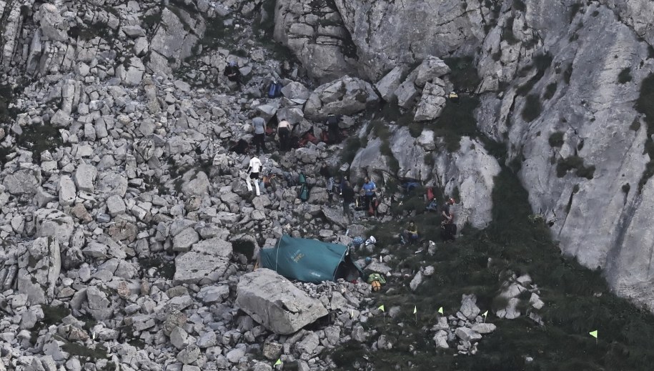 Wejście do jaskini Wielkiej Śnieżnej / 	Grzegorz Momot    /PAP