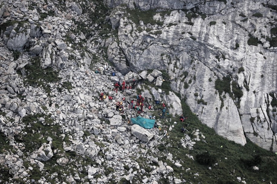 Wejście do Jaskini Wielkiej Śnieżnej / 	Grzegorz Momot    /PAP