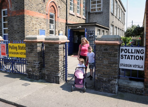 Wejście do jednego z lokali wyborczych w Dublinie /AIDAN CRAWLEY  /PAP/EPA