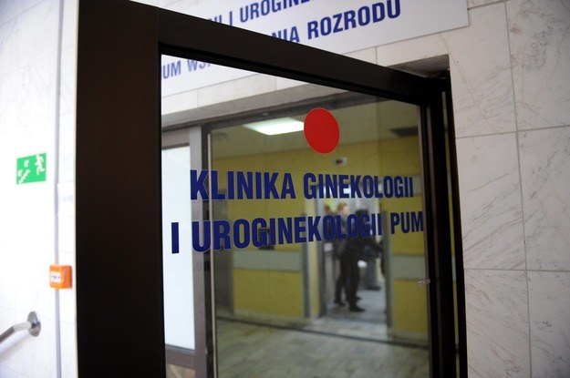 Wejście do Kliniki Ginekologii i Uroginekologii PUM w szpitalu w Policach /Marcin Bielecki /PAP
